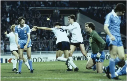  ?? BOB THOMAS ?? Despair: Power (left) looks on as Hoddle embraces scorer Villa in the replay