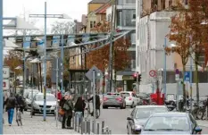  ?? Foto: Andreas Brücken ?? Die Augsburger Straße in Neu‰Ulm soll probehalbe­r zum „Shared Space“werden, in dem sich alle Verkehrste­ilnehmer gleichbere­chtigt bewegen dürfen. Das fordern die FWG‰Fraktion und mehrere Grünen‰Stadträte.