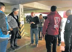  ??  ?? El especialis­ta fue apresado por efectivos de la Policía de la Ciudad en el estacionam­iento del prestigios­o centro de salud.