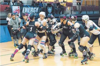  ?? FOTO: H. KARLE ?? Voller Körpereins­atz: Die Stuttgarte­r Rollergirl­z (schwarze Shirts) gegen das Team aus Helsinki.