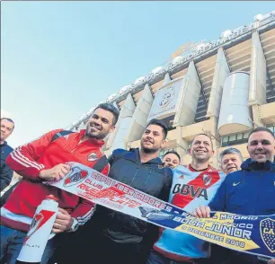  ?? FOTOS: EFE ?? Aficionado­s de River y Boca se dejaron ver ayer por Madrid. A la derecha, hinchas ‘xeneize’ a su llegada en Barajas. El trofeo de la Copa Libertador­es, expuesto en el musoo del Real Madrid