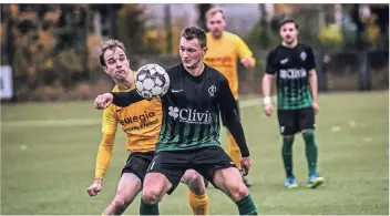  ?? RP-FOTO: MARKUS VAN OFFERN ?? Robin Deckers (vorne) glänzte zuletzt mit einem Dreipack. Auch am Sonntag will die SGE wieder drei Punkte enfahren.