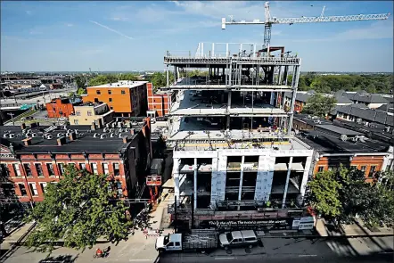  ?? DISPATCH ?? EAMON QUEENEY
Constructi­on workers continue their progress on the Pizzuti office building in the Short North.