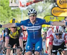  ??  ?? el Italiano Elia Viviani celebra tras cruzar la meta y llevarse la cuarta etapa del Tour de Francia