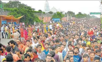  ?? PRABHAKAR SHARMA/HT PHOTO ?? Devotees wait in long queues to offer prayers on the occasion of Ganesh Chaturthi festival at Moti Dungari Temple in Jaipur on Thursday.