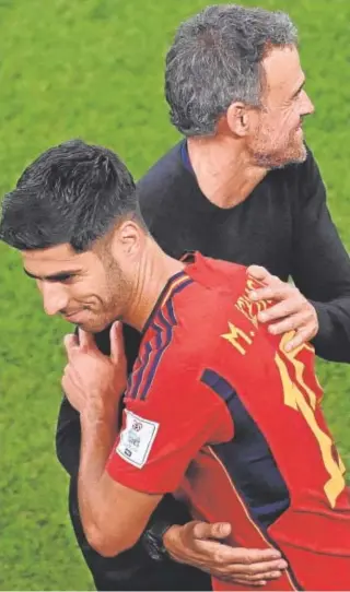  ?? // AFP ?? Asensio y Luis Enrique se saludan durante el debut de España