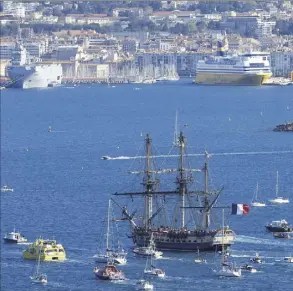  ??  ?? Escorte de choix pour L’Hermione, hier, à son entrée dans la petite rade : une centaine de plaisancie­rs se sont joints à la parade nautique, en plus du Mutin et de l’Anthéa, deux autres vieux gréements.