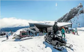  ?? PHOTOS: SIMON MAUDE/FAIRFAX NZ ?? Knoll Ridge Cafe offers breathtaki­ng views over the skifield.