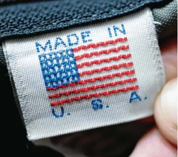  ?? Fotos: Fred Schöllhorn/dpa ?? Geht es nach Donald Trump, werden keine Produkte mehr in die USA importiert. So will er die heimische Wirtschaft stärken. Das hätte Folgen für den Freihandel und die Wirtschaft im Großraum Augsburg.