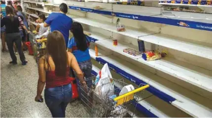  ?? (EFE) ?? DESABASTEC­IMIENTO. Sigue la aguda escasez de alimentos y medicinas, en las tiendas y farmacias.