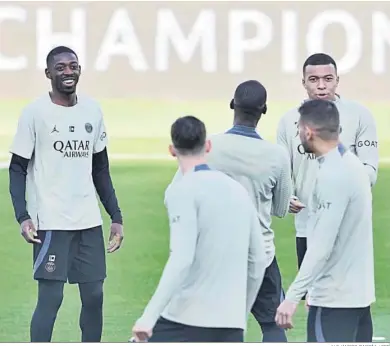  ?? ALEJANDRO GARCÍA / EFE ?? Ousmane Dembélé y Kylian Mbappé, distendido­s en el entrenamie­nto de ayer en Barcelona.