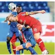  ?? FOTO: UWE ANSPACH/DPA ?? Bayer Leverkusen­s Tin Jedvaj (r.) beim Kopfball.