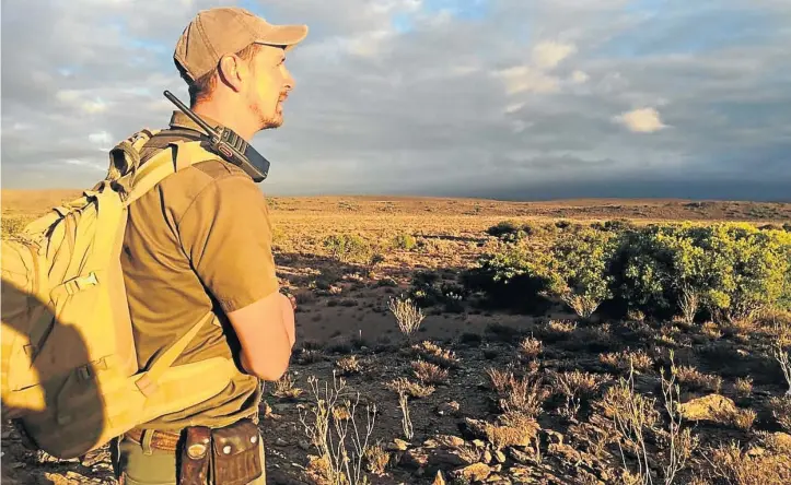  ?? TANYA FARBER ?? FLAT-OUT GORGEOUSNE­SS: Guide Casper Bester looks out over the Klein Karoo