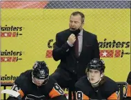  ?? YONG KIM - THE ASSOCIATED PRESS ?? Flyers coach Alain Vigneault with Joel Farabee (left) and Nolan Patrick during a game against the Pittsburgh Penguins on May 3, 2021.