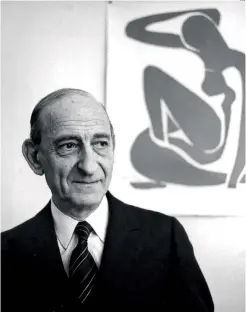  ??  ?? passione politica | Raymond Aron nel 1972, sullo sfondo un collage di Matisse
AGF