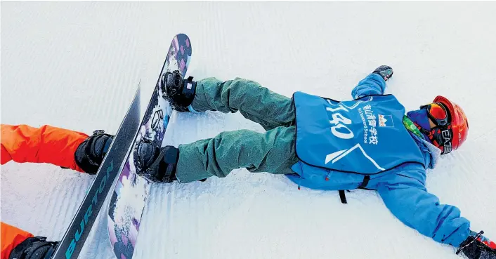  ??  ?? Nicht nur im Skiresort Nanshan östlich von Peking tummeln sich immer mehr Chinesen auf Snowboard und Alpinski. Die Regierung will 300 Millionen zu Winterspor­tlern machen.