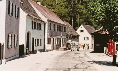  ?? Foto: Eschenlohr ?? Eine Aufnahme der Donauwörth­er Straße in den 1950er-Jahren mit der Firma Löw & Zink mit Tankstelle (rechts) und der Gaststätte Zur Traube auf der linken Seite.