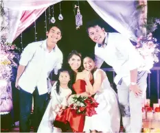  ??  ?? Kara with the family… Daddy Ken, Mommy Rhoanne, brother Zak and sister Kiki