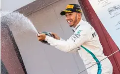  ?? JUN QIAN/JAWA POS ?? TANGGUH: Bintang Mercedes Lewis Hamilton merayakan kemenangan­nya pada GP Spanyol yang berlangsun­g di Circuit de Barcelona-Catalunya, Montmelo, kemarin.