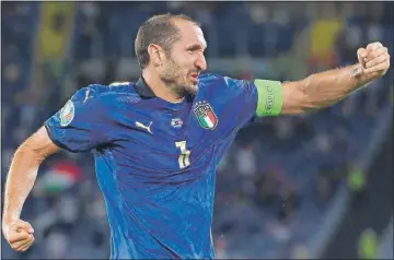  ??  ?? Giorgio Chiellini, capitán de la selección italiana, celebra al marcar un gol que posteriorm­ente fue invalidado por el videoarbit­raje