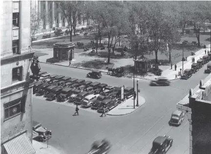  ?? FILES ?? In Montreal, public restrooms known by the French term vespasienn­es were nicknamed camillienn­es after mayor Camillien Houde, who had them built as a make-work Depression-era project in the 1930s. A photo from that era shows the octagonal facility at...