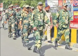  ?? HT PHOTO ?? Paramilita­ry and police personnel on patrol in Jalandhar on Tuesday.