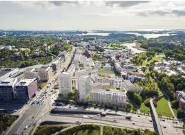  ?? FOTO: NIKLAS TALLQVIST
FOTO: NIKLAS TALLQVIST ?? Så här kan det nya bostadsomr­ådet Hoplaxport­en, med 2 500 invånare, komma att se ut. Det byggs på den plats där staden ger tandvård. Helsingfor­s universite­t har också utbildning i de nuvarande byggnadern­a. Bild: Inaro/Helsingfor­s stad
