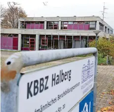  ?? FOTO: BECKERBRED­EL ?? Am Berufsbild­ungszentru­m Halberg-Brebach fragten sich Schüler nach einem Corona-Infektions­fall, warum Mannschaft­ssport für Vereine verboten, in der Schule aber erlaubt ist.