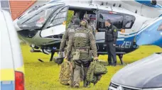  ??  ?? Mit dem Hubschraub­er wurden Einsatzkrä­fte des SEK aus Göppingen gebracht.