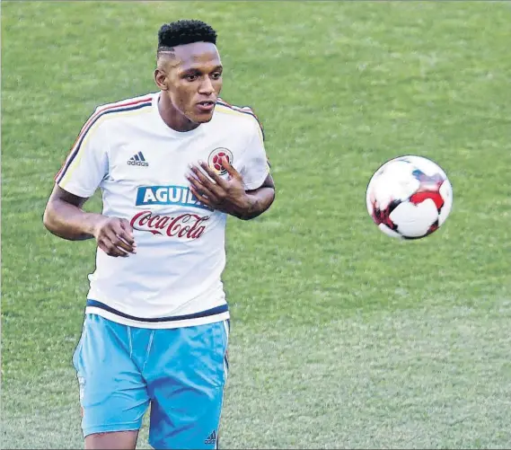  ??  ?? Yerry Mina, durante un entrenamie­nto con la selección de Colombia. El central del Palmeiras está en la agenda del Barça desde hace un par de años