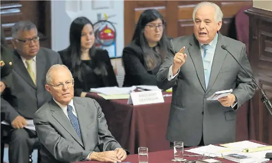  ?? DPA ?? Defensor. El presidente peruano Pedro Pablo Kuczynski y su abogado, Alberto Borea, ayer en la sesión del Congreso antes de que se vote.