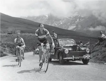  ?? FOTOS: IMAGO SPORTFOTOD­IENST/DPA ?? Gino Bartali ging bei der Tour de France und dem Giro in die Geschichte des Radsports ein.