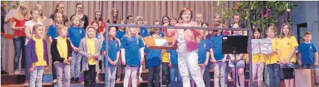  ?? FOTO: KURT ZIEGER ?? Grundschul­chor und Orff-AG der Grundschul­e Altheim eröffnen zusammen mit „Young Generation“den Kreisjugen­dchortag in der Festhalle Altheim.