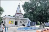  ?? KESHAV SINGH/HT ?? ‘Chatpat Bani’ on the outskirts of Pathankot is a biodiversi­ty haven; (above) a temple dedicated to Charpat Yogi at the grove.