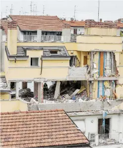  ??  ?? Un anno fa La palazzina sventrata dall’esplosione in via Brioschi a Milano