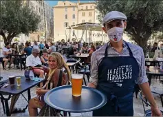  ?? (Photo F. D.) ?? Dès  h, hier, la terrasse du Barrio Chicago a été prise d’assaut par les Toulonnais, avides de verres entre amis, pour fêter l’été qui commence.