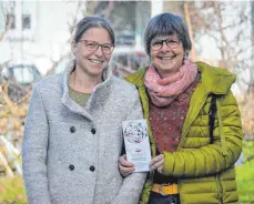  ?? FOTO: LUKAS HUBER ?? Patricia Rederer (links) und Susanne Brillisaue­r bieten im Westallgäu Kurse an, die sich mit den Themen Tod und Sterben befassen.