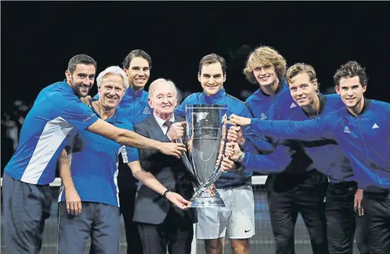  ?? FOTO: AP ?? Foto para la historia. Los ganadores de la primera Rod Laver Cup, con el mito que da nombre al trofeo. Cilic, el capitán Borg, Nadal, Federer, Zverev, Berdych y Thiem: un ‘dream team’