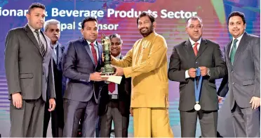  ??  ?? Internatio­nal Markets Market Developmen­t Manager Chaminda Thambawita receiving the award. Looking on are Consumer Foods Sector Internatio­nal Marketing Head and Assistant Vice President Buddhika Abayakoon and Export Operations Assistant Manager Jayanath Ekanayake