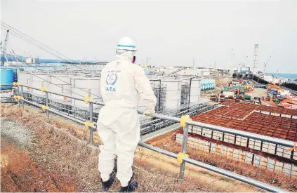  ?? FOTO: AFP ?? Experto de la agencia de la ONU para la Energía Atómica (AIEA) inspeccion­a la planta nuclear de Fukushima.