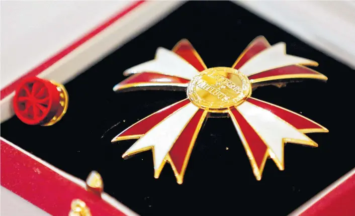  ??  ?? Die Verleihung des Österreich­ischen Ehrenkreuz­es für Wissenscha­ft und Kunst wurde erst ein Mal revidiert: NS-Arzt Heinrich Gross musste den Orden 2003 zurückgebe­n.