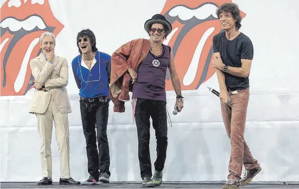  ?? FOTO: ANDREW GOMBERT/DPA ?? Die Rolling Stones, (von links) Charlie Watts, Ron Wood, Keith Richards und Mick Jagger, stehen in New York vor einer Wand mit ihrem Logo. Erstmals sind herausgest­reckte Zunge und wulstige Lippen auf „Sticky Fingers“aufgetauch­t, dem Album, das jetzt ein halbes Jahrhunder­t alt ist.