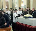  ??  ?? Funerali Chiesa colma di giovani per l’ultimo saluto a Tommaso Calesso, i19 anni, eri, a Spresiano