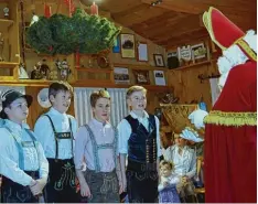  ?? Foto: Beate Bentele ?? Die kleinen Plattler sind skeptisch, der Nikolaus weiß offenbar eine Menge aus dem Vereinsleb­en.