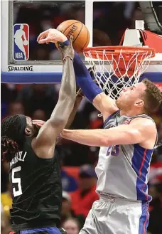  ?? CARLOS OSORIO/AP PHOTO ?? KANDAS: Bintang Detroit Pistons Blake Griffin (kiri) mengeblok tembakan forward Los Angeles Clippers Montrezl Harrell di Little Caesar Arena, Detroit, kemarin.