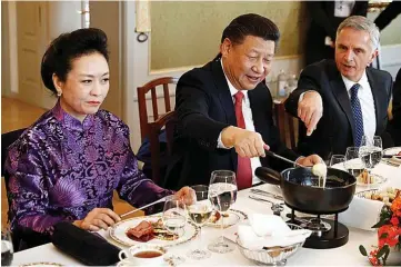  ?? A.P. ?? PAREJA FOTOGÉNICA
Arriba, en la visita que el matrimonio presidenci­al chino realizó a Panamá. Debajo, Peng mira sorprendid­a la ‘fondue’ que les sirvieron en un viaje a Suiza.