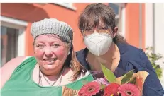  ?? FOTO: MALTESER ?? Hausleitun­g Barbara Caron und Bewohnerin Natalie Wolsch zählen im Malteserst­ift St. Katharina zu den Frauen der ersten Stunde.