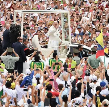  ?? PHOTO AFP ?? À bord de sa papemobile, François a salué la foule qui l’attendait à Villavicen­cio.