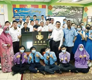  ??  ?? Generous gesture: Liow (second from left) posing for a photo with Rabiya (left) and students of SMK Bandar Baru Ampang after presenting the donated items.