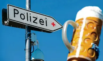  ?? Symbolfoto: Sven Hoppe, dpa ?? Die Polizei, dein Freund und Helfer – diesen Satz nahm der Leiter der Wiesnwache auf dem Münchner Oktoberfes­t wohl etwas zu wörtlich und brockte sich damit eine Geldstrafe ein. Ein Disziplina­rverfahren läuft noch.